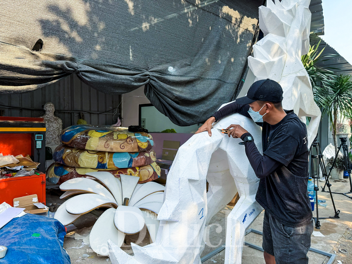 Ngắm dàn ‘siêu mã’ dần lộ diện tại các xưởng chế tác Đường hoa Tết Bính Ngọ - 6