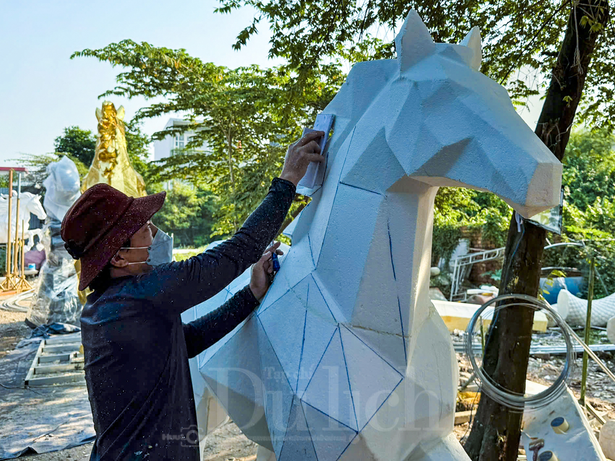 Ngắm dàn ‘siêu mã’ dần lộ diện tại các xưởng chế tác Đường hoa Tết Bính Ngọ - 7