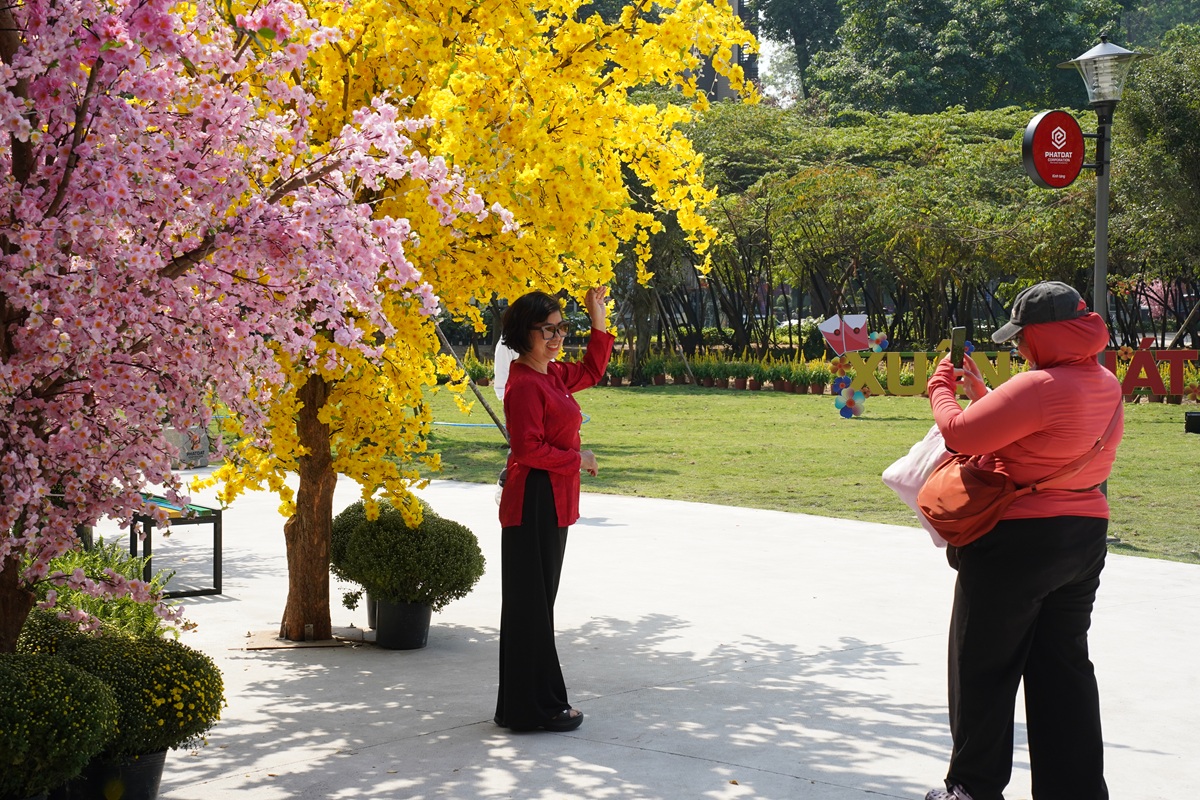 Người dân TP HCM vui xuân trong công viên đầu tiên hình thành từ ‘đất vàng’ - 14