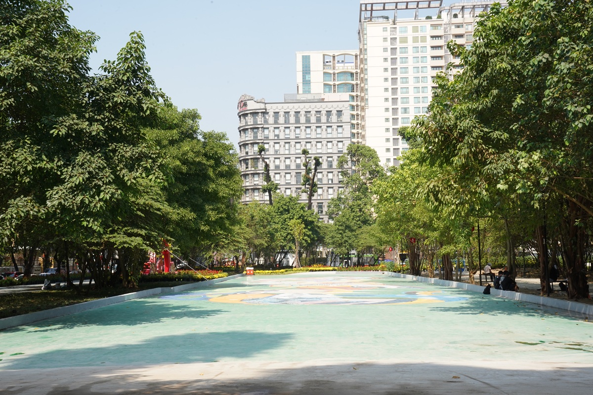 Người dân TP HCM vui xuân trong công viên đầu tiên hình thành từ ‘đất vàng’ - 11