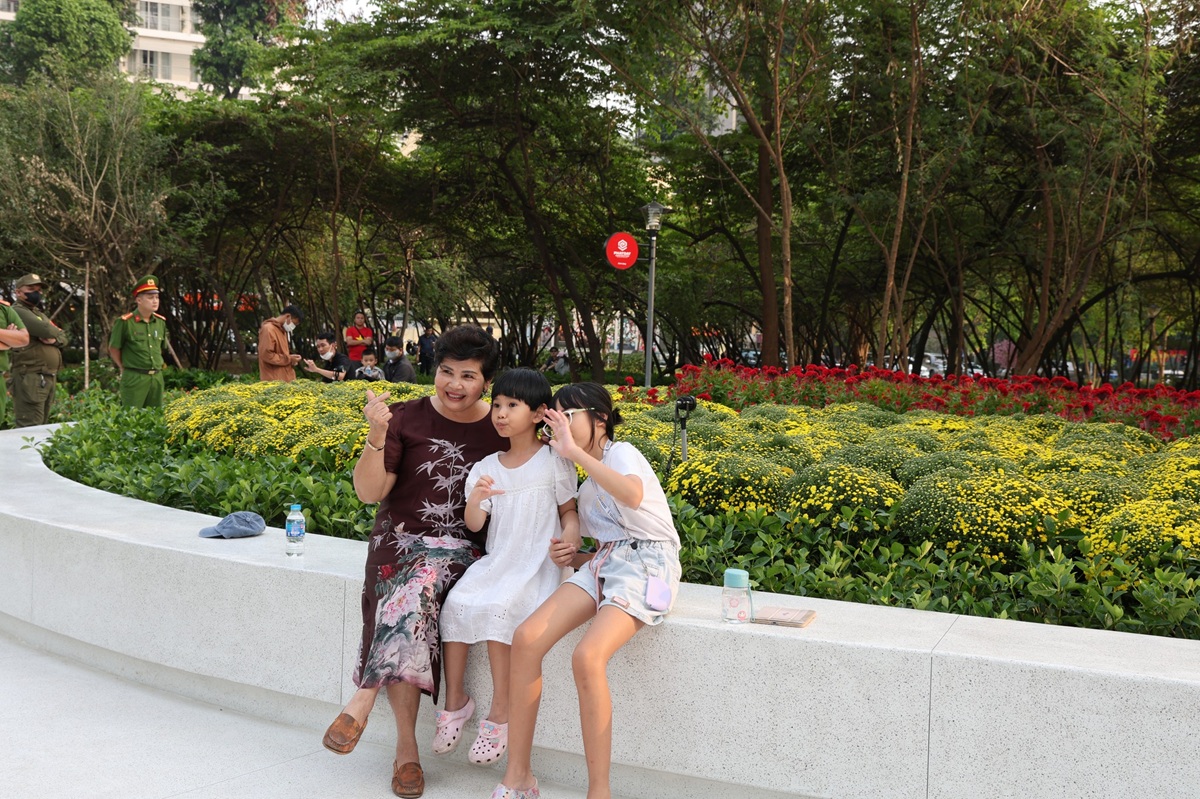 Người dân TP HCM vui xuân trong công viên đầu tiên hình thành từ ‘đất vàng’ - 13