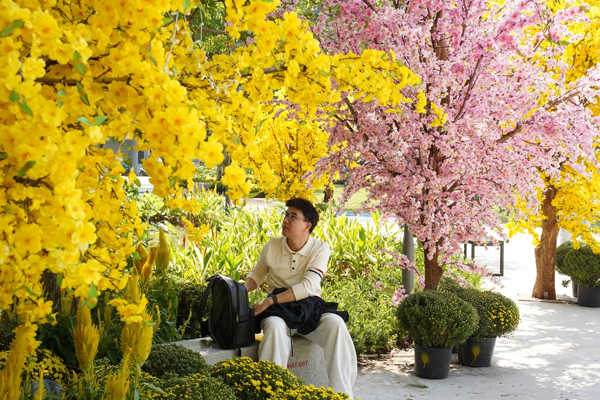 Người dân TP HCM vui xuân trong công viên đầu tiên hình thành từ ‘đất vàng’ - 15