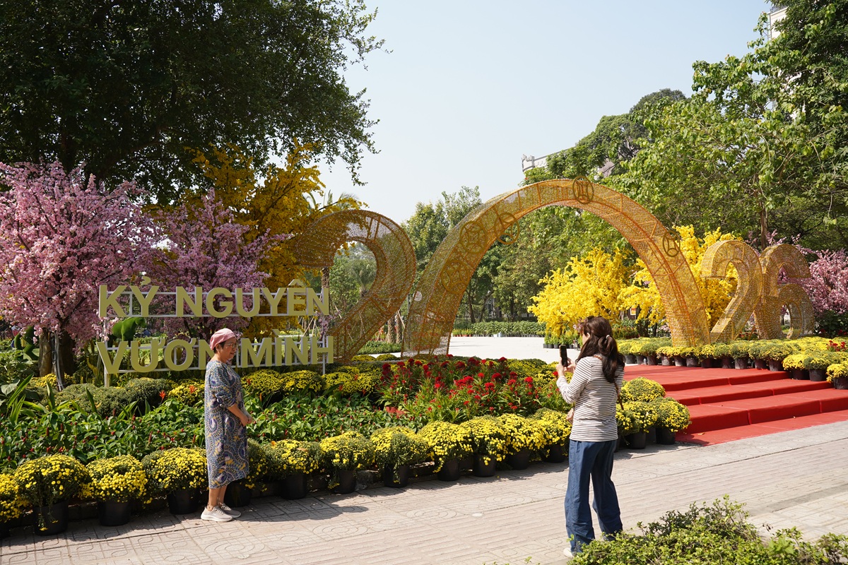 Người dân TP HCM vui xuân trong công viên đầu tiên hình thành từ ‘đất vàng’ - 1