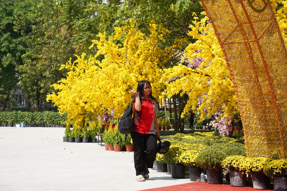 Người dân TP HCM vui xuân trong công viên đầu tiên hình thành từ ‘đất vàng’ - 2