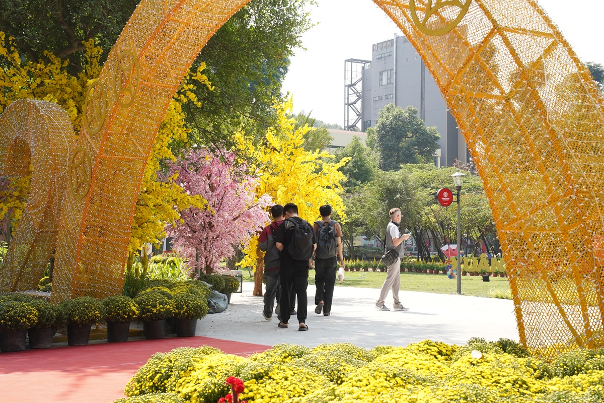 Người dân TP HCM vui xuân trong công viên đầu tiên hình thành từ ‘đất vàng’ - 7