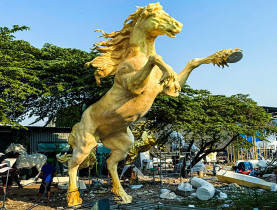  - Ngắm dàn ‘siêu mã’ dần lộ diện tại các xưởng chế tác Đường hoa Tết Bính Ngọ