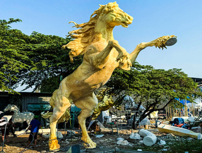 Du lịch biển - Ngắm dàn ‘siêu mã’ dần lộ diện tại các xưởng chế tác Đường hoa Tết Bính Ngọ