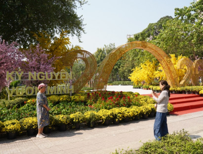  - Người dân TP HCM vui xuân trong công viên đầu tiên hình thành từ ‘đất vàng’