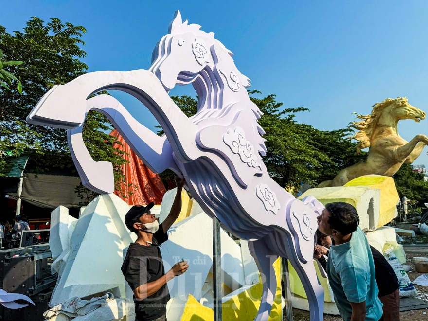 Ngắm dàn ‘siêu mã’ dần lộ diện tại các xưởng chế tác Đường hoa Tết Bính Ngọ - 8