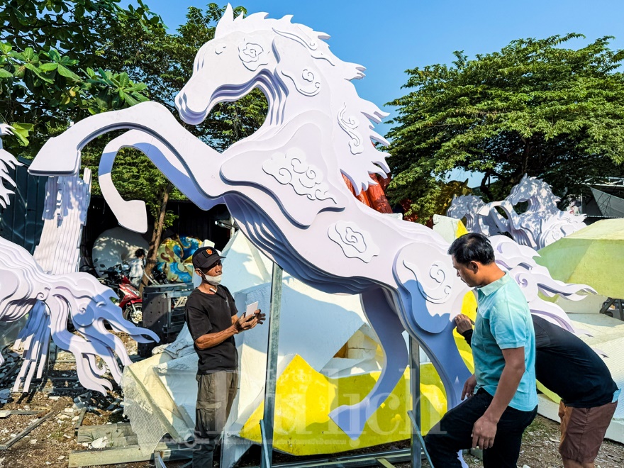 Ngắm dàn ‘siêu mã’ dần lộ diện tại các xưởng chế tác Đường hoa Tết Bính Ngọ - 2