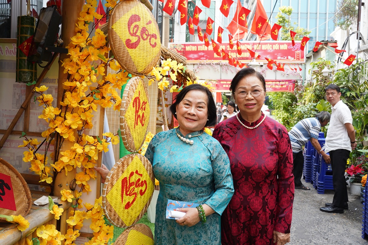 'Góc Tết' trong hẻm nhỏ, lan tỏa nghĩa tình - 4