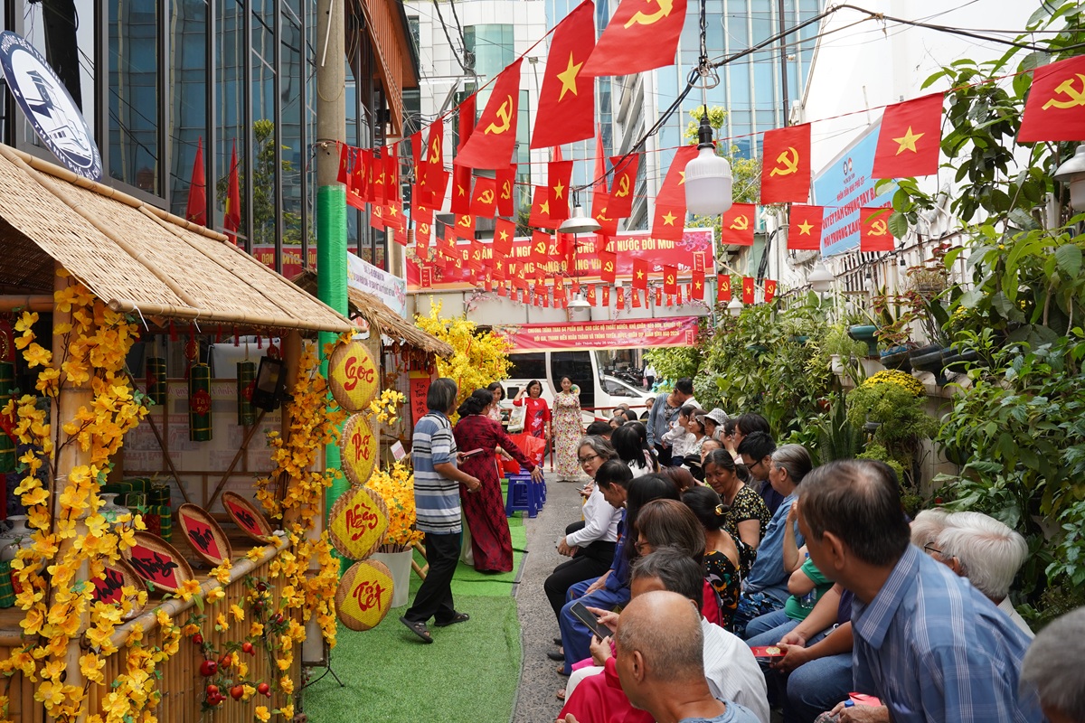 'Góc Tết' trong hẻm nhỏ, lan tỏa nghĩa tình - 1