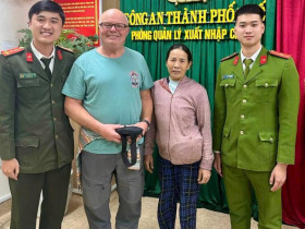  - Người Huế nhặt được của rơi, trả lại cho du khách nước ngoài