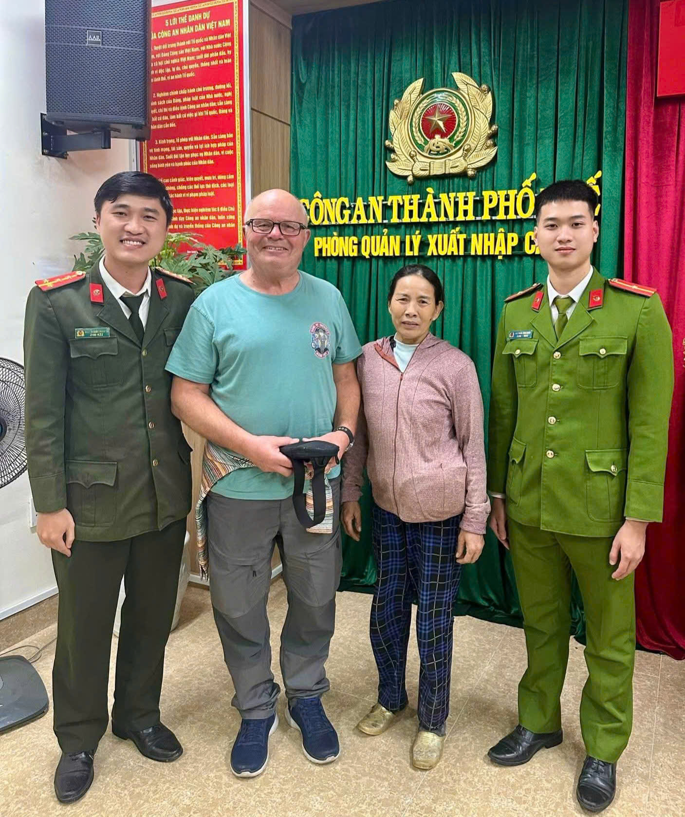 Người Huế nhặt được của rơi, trả lại cho du khách nước ngoài - 1