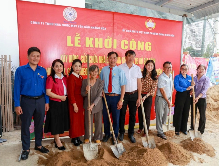 Yến sào Khánh Hòa tặng quà và xây nhà cho gia đình khó khăn