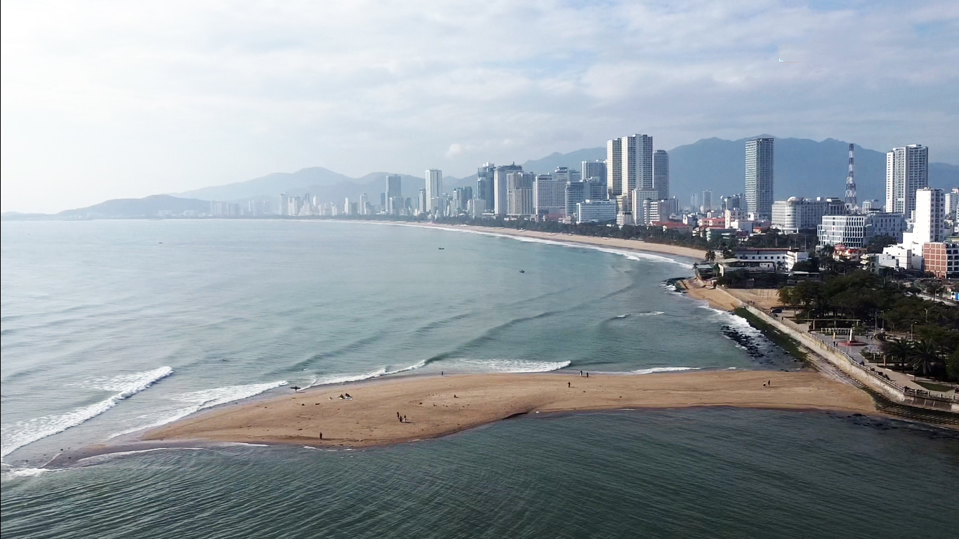 Cồn cát tuyệt đẹp xuất hiện sau lũ lịch sử, du khách vội check-in, sợ nó lại biến mất! - 1