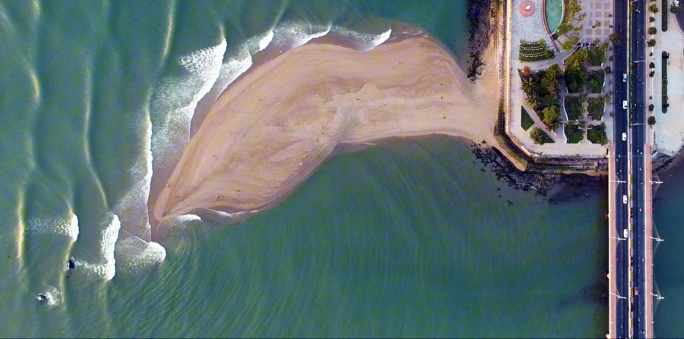 Cồn cát tuyệt đẹp xuất hiện sau lũ lịch sử, du khách vội check-in, sợ nó lại biến mất! - 3