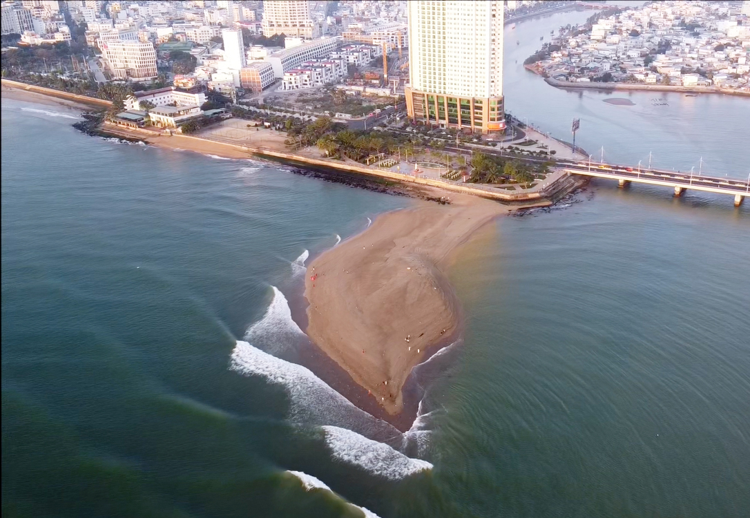 Cồn cát tuyệt đẹp xuất hiện sau lũ lịch sử, du khách vội check-in, sợ nó lại biến mất! - 4