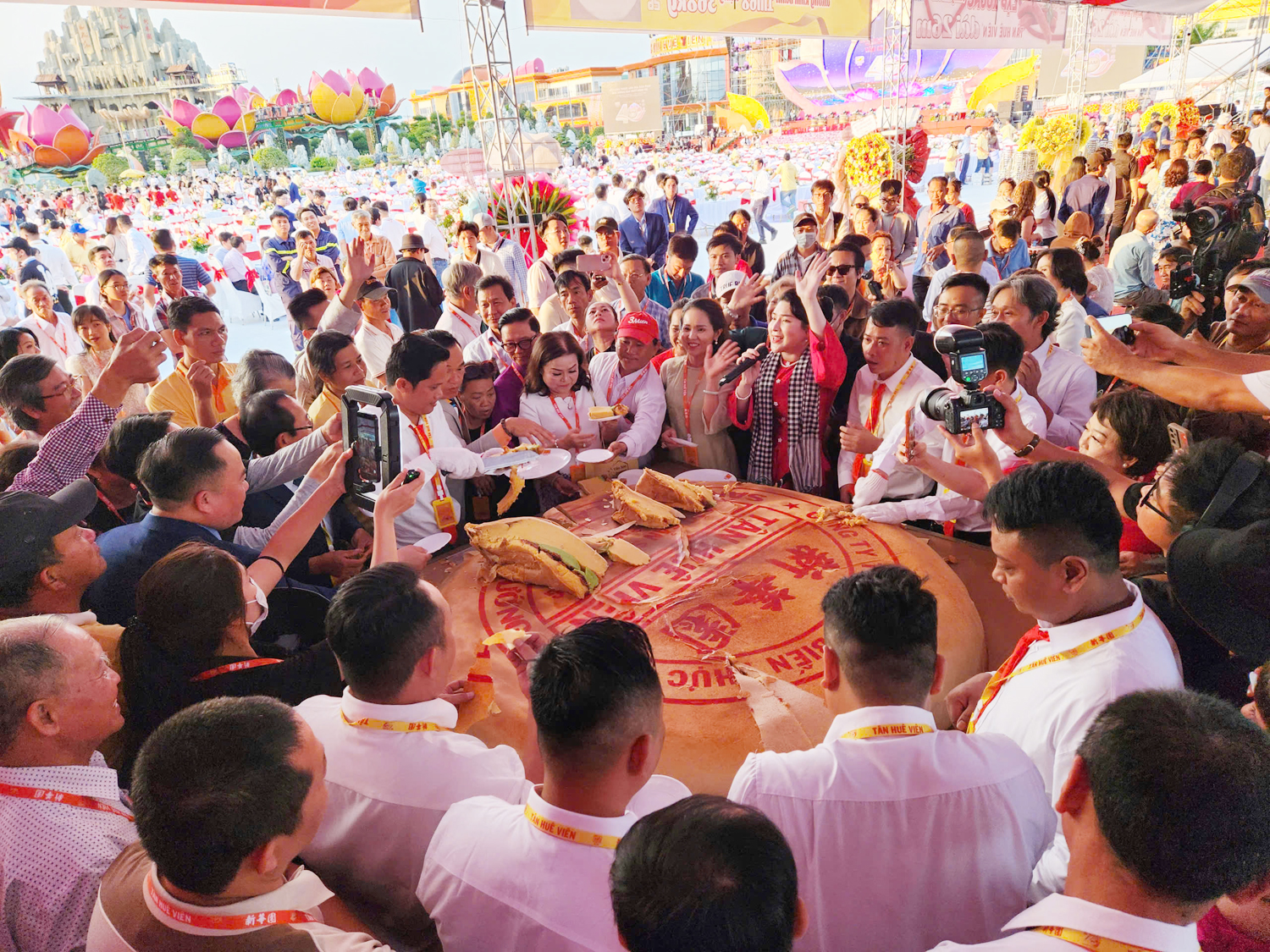 Du khách chen nhau thưởng thức bánh pía kỷ lục ở Cần Thơ - 1