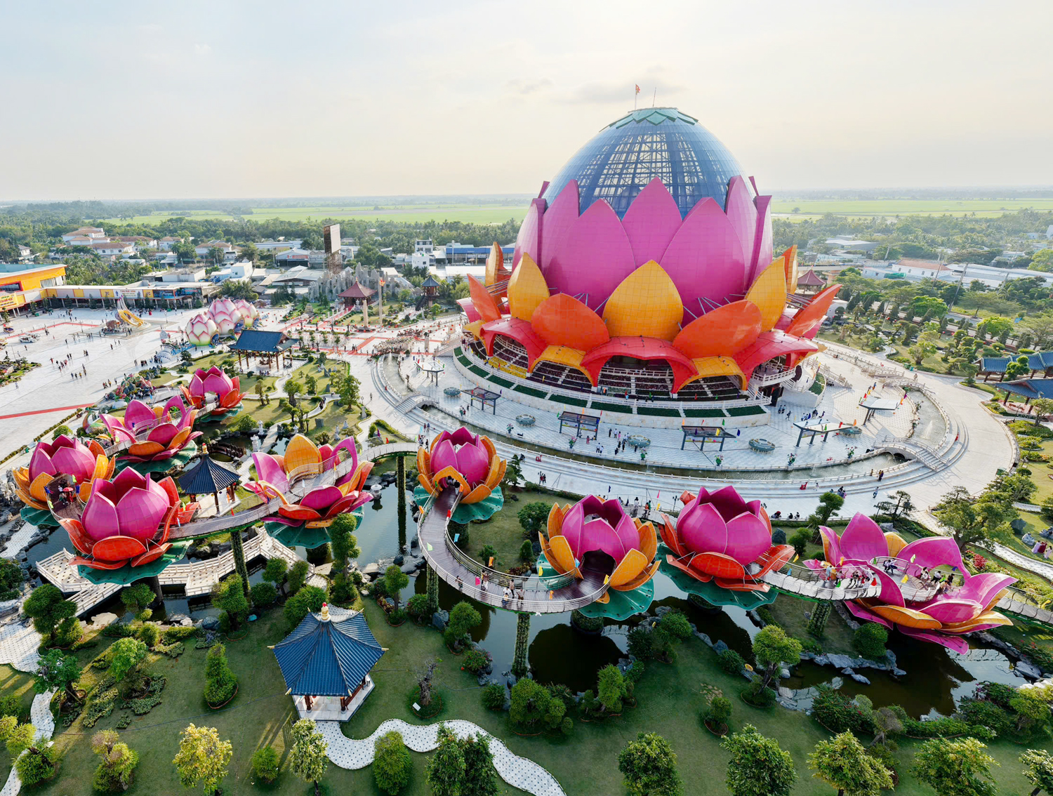 Du khách chen nhau thưởng thức bánh pía kỷ lục ở Cần Thơ - 2