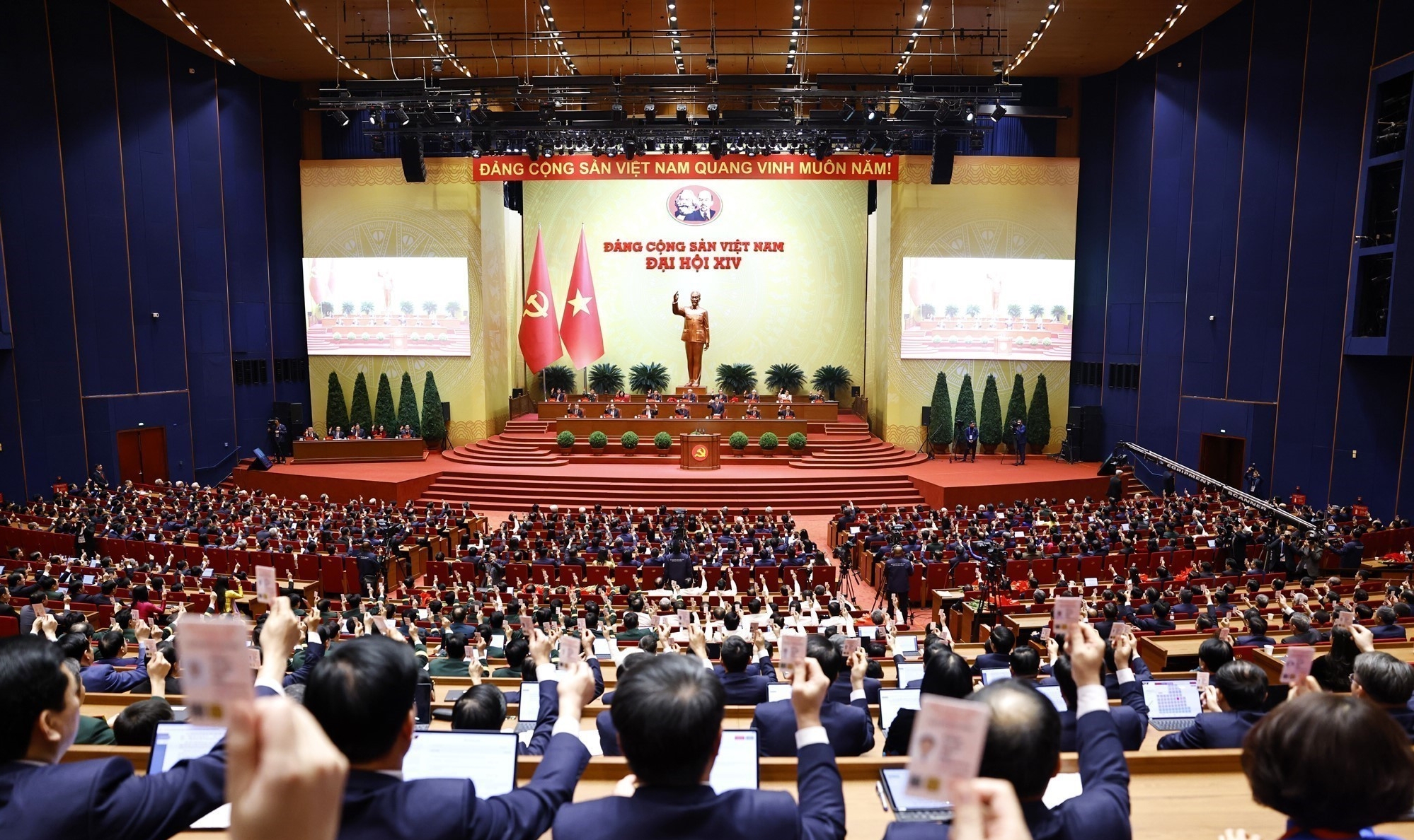 viet nam trong ky nguyen vuon minh: hung cuong va hanh phuc - 3