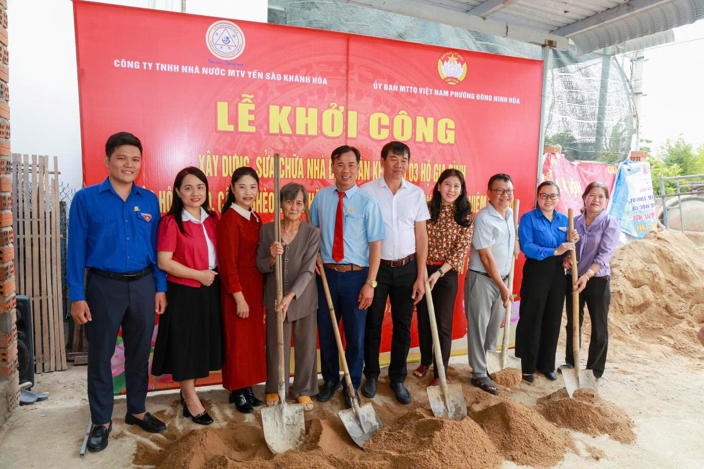 Yến sào Khánh Hòa tặng quà và xây nhà cho gia đình khó khăn - 2