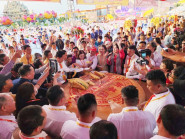 Du khách chen nhau thưởng thức bánh pía kỷ lục ở Cần Thơ