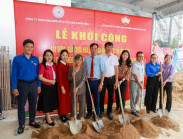 Yến sào Khánh Hòa tặng quà và xây nhà cho gia đình khó khăn