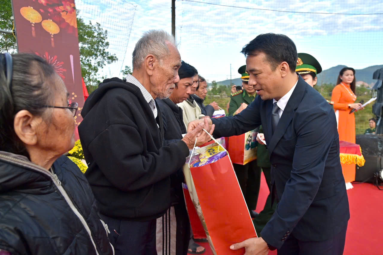 Tết sớm với nhân dân biên giới biển Chân Mây - Lăng Cô - 2