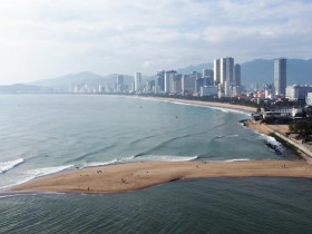  - Cồn cát tuyệt đẹp xuất hiện sau lũ lịch sử, du khách vội check-in, sợ nó lại biến mất!