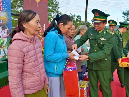  - Tết sớm với nhân dân biên giới biển Chân Mây - Lăng Cô