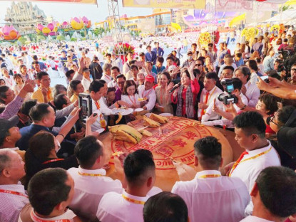 Ăn gì - Du khách chen nhau thưởng thức bánh pía kỷ lục ở Cần Thơ