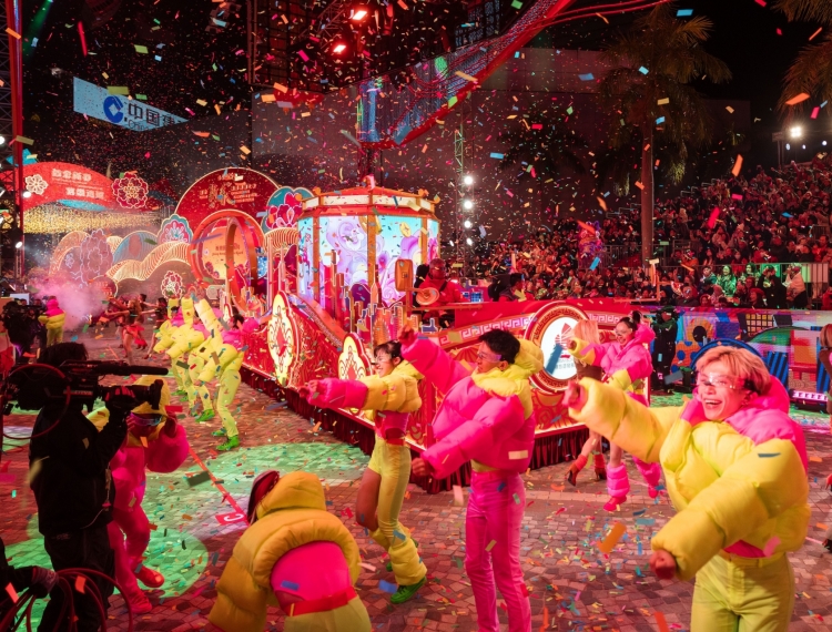 Ghé Hương Cảng xem diễu hành xe hoa rực rỡ dịp Tết