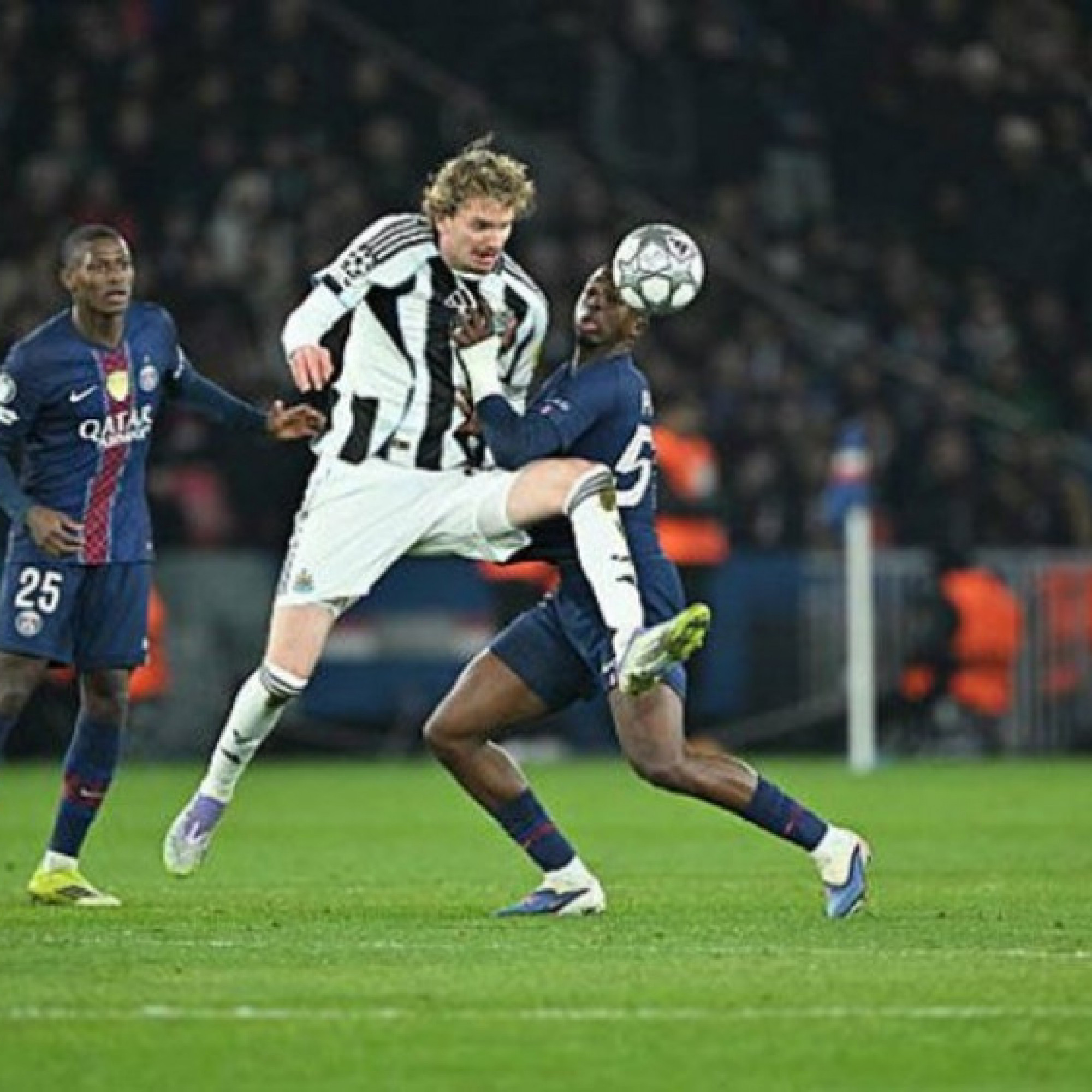  - Video bóng đá PSG - Newcastle: Bàn gỡ hòa bất ngờ cuối hiệp 1 (Cúp C1)