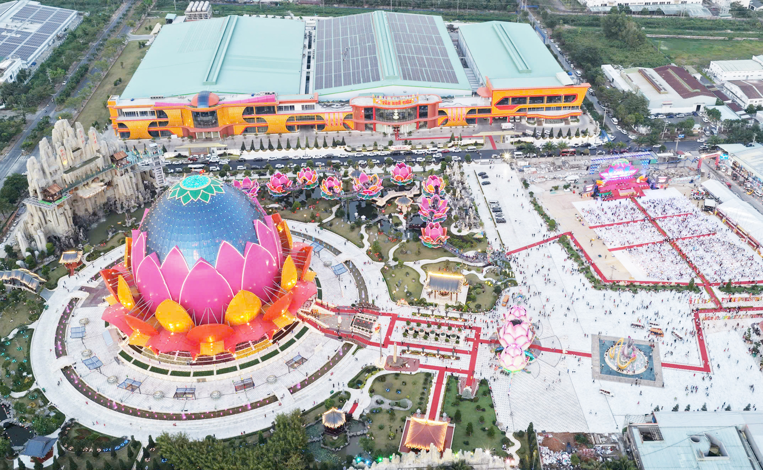 Hàng nghìn du khách xem pháo hoa ở khu du lịch có Liên Hoa Bảo Tháp - 1