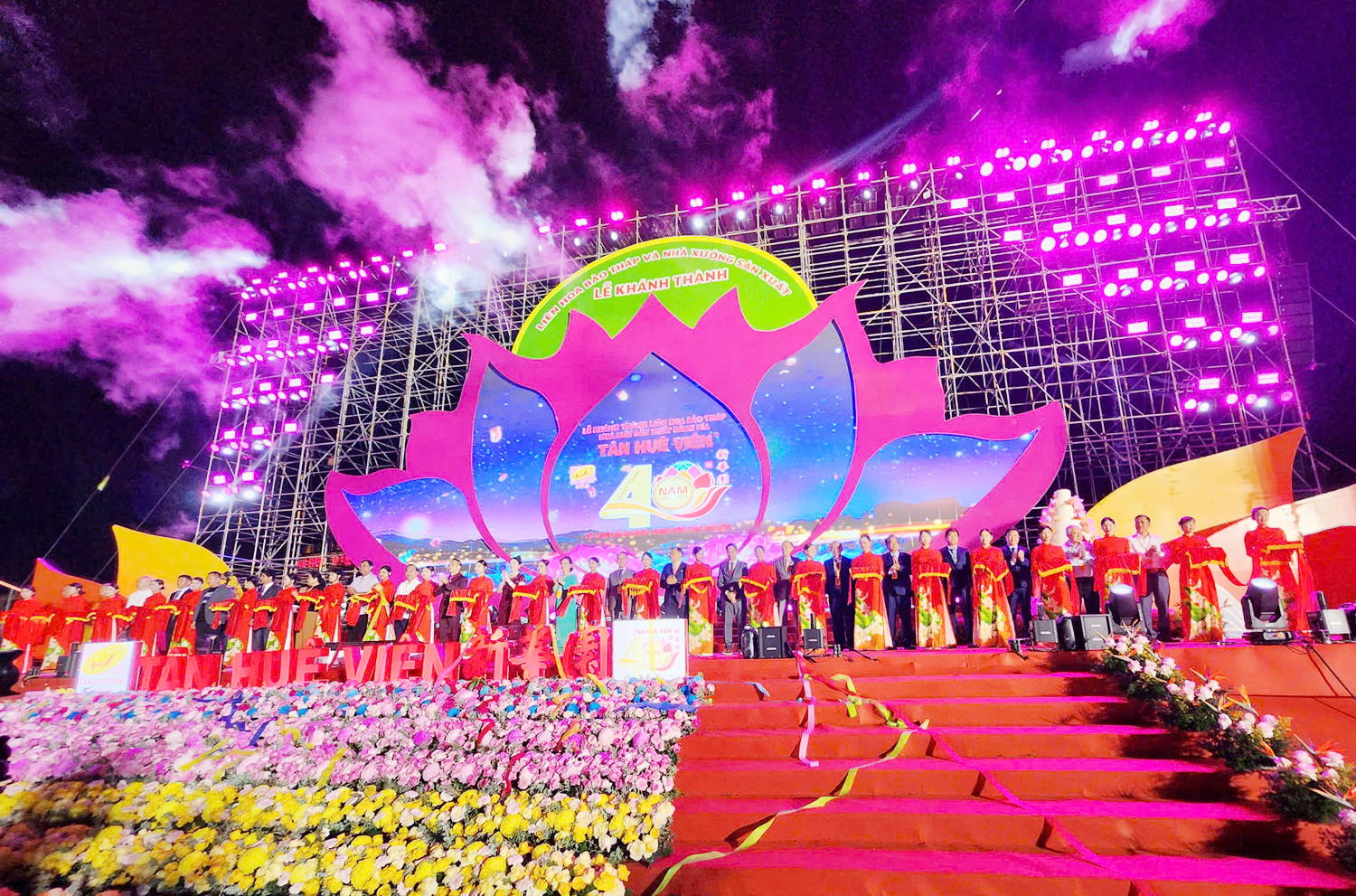 Hàng nghìn du khách xem pháo hoa ở khu du lịch có Liên Hoa Bảo Tháp - 2