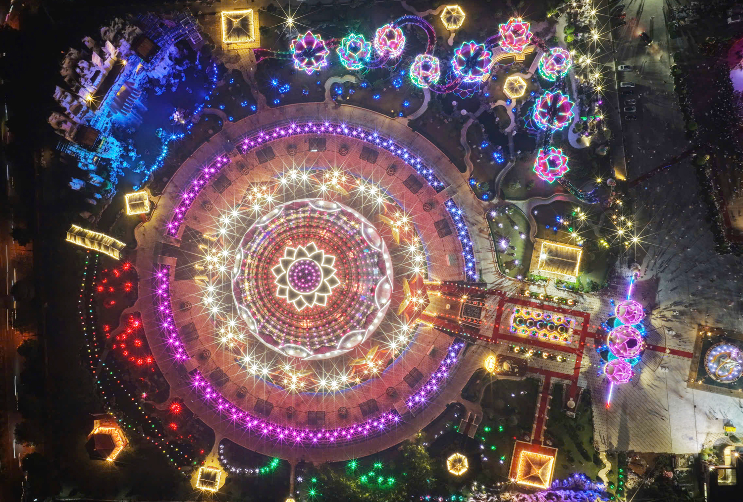 Hàng nghìn du khách xem pháo hoa ở khu du lịch có Liên Hoa Bảo Tháp - 4