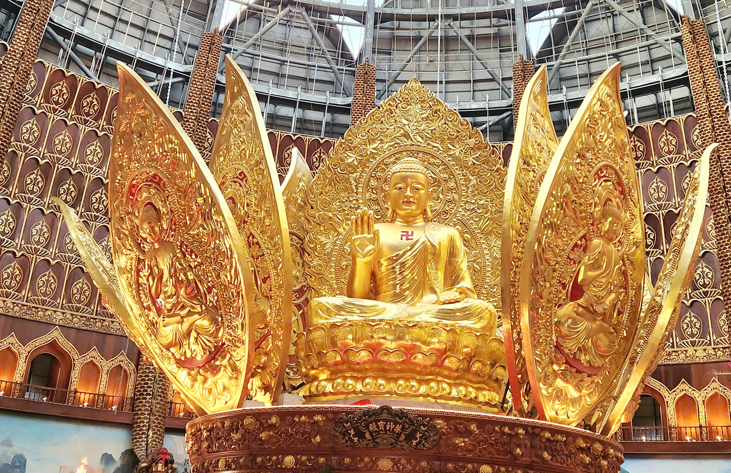 Hàng nghìn du khách xem pháo hoa ở khu du lịch có Liên Hoa Bảo Tháp - 5