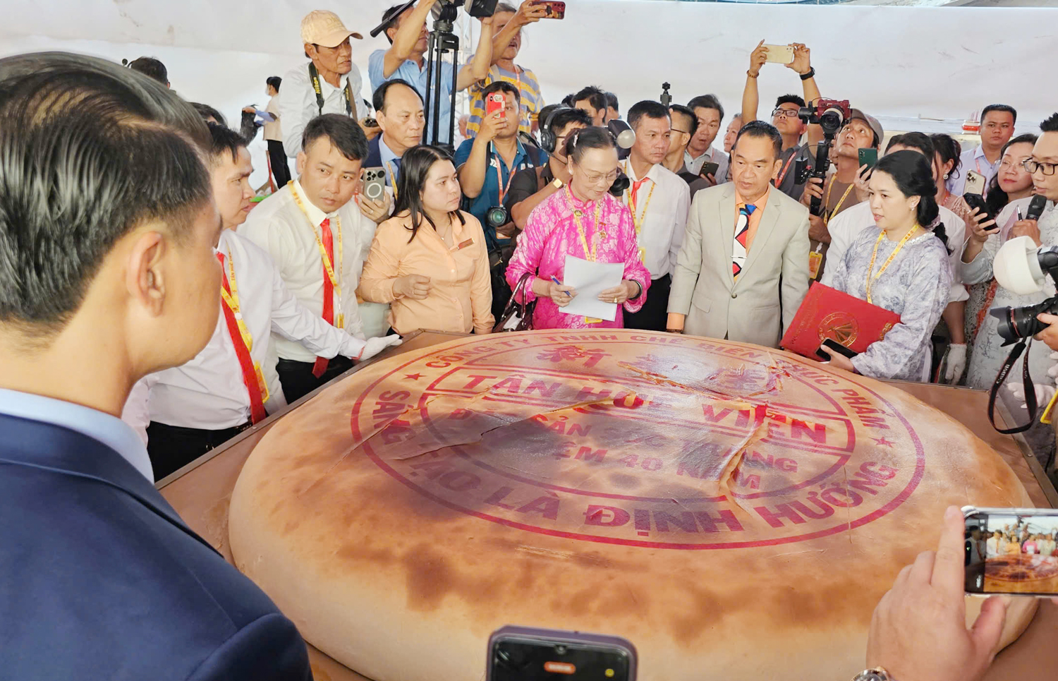 Hàng nghìn du khách xem pháo hoa ở khu du lịch có Liên Hoa Bảo Tháp - 6