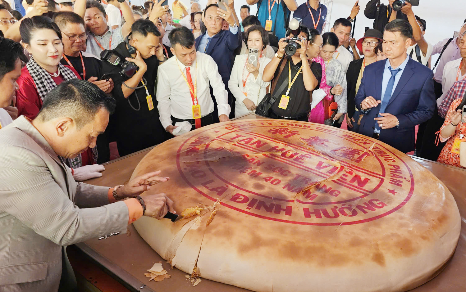 Hàng nghìn du khách xem pháo hoa ở khu du lịch có Liên Hoa Bảo Tháp - 7