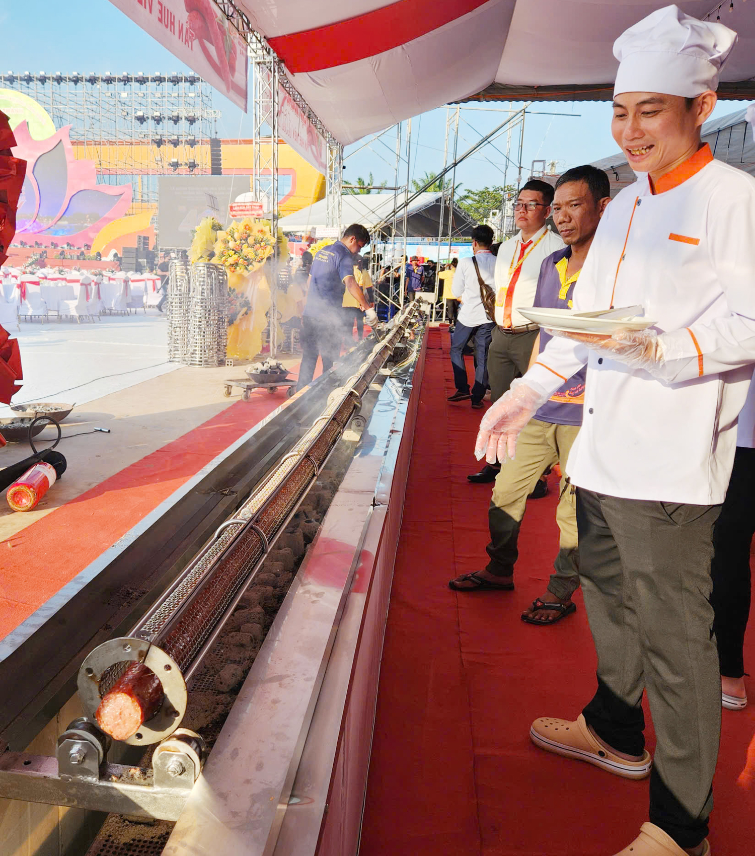 Hàng nghìn du khách xem pháo hoa ở khu du lịch có Liên Hoa Bảo Tháp - 8