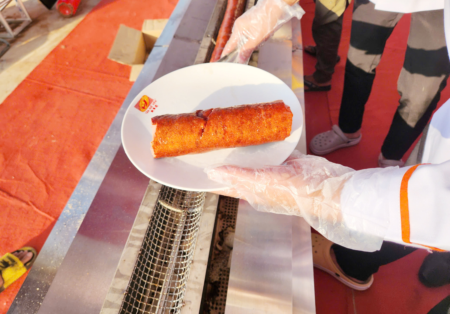 Hàng nghìn du khách xem pháo hoa ở khu du lịch có Liên Hoa Bảo Tháp - 9