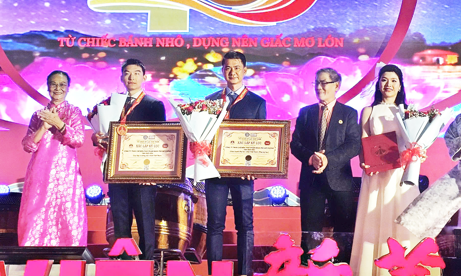 Hàng nghìn du khách xem pháo hoa ở khu du lịch có Liên Hoa Bảo Tháp - 10