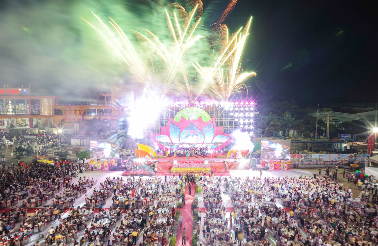 Hàng nghìn du khách xem pháo hoa ở khu du lịch có Liên Hoa Bảo Tháp - 11