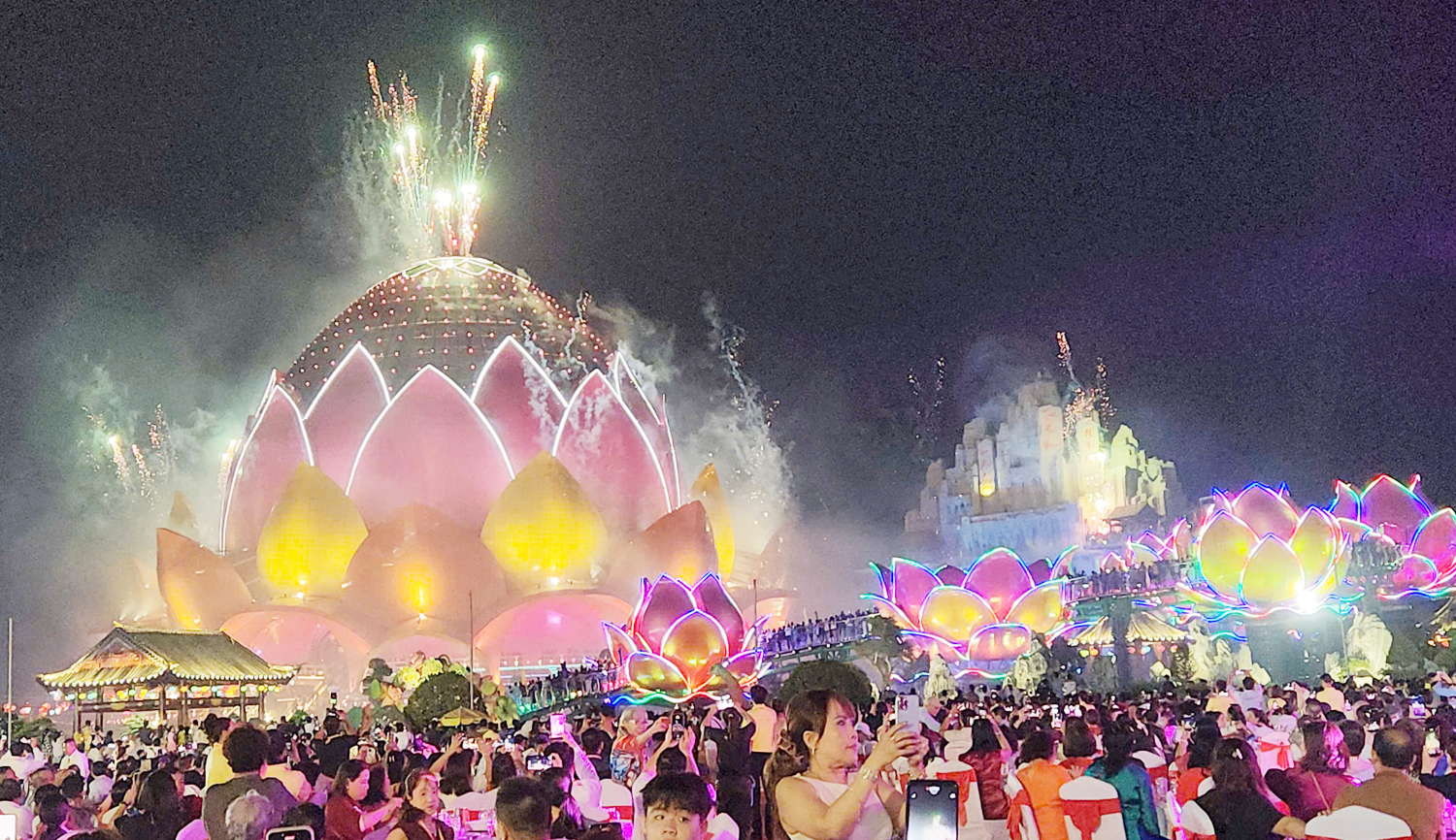 Hàng nghìn du khách xem pháo hoa ở khu du lịch có Liên Hoa Bảo Tháp - 12