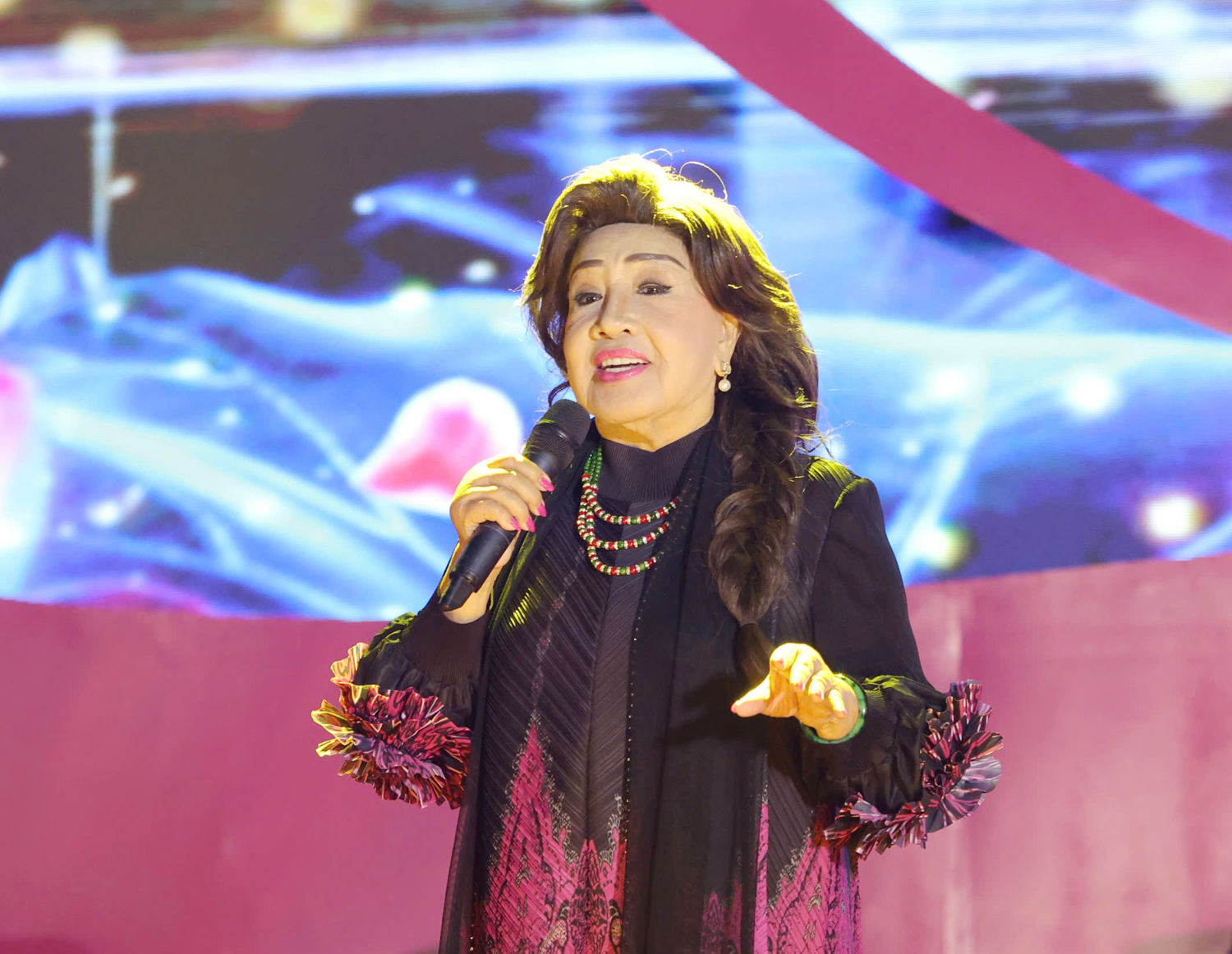 Hàng nghìn du khách xem pháo hoa ở khu du lịch có Liên Hoa Bảo Tháp - 13