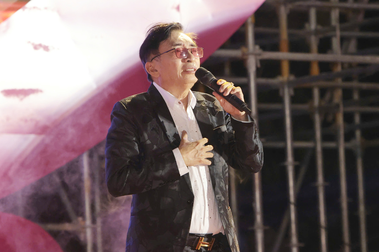 Hàng nghìn du khách xem pháo hoa ở khu du lịch có Liên Hoa Bảo Tháp - 14