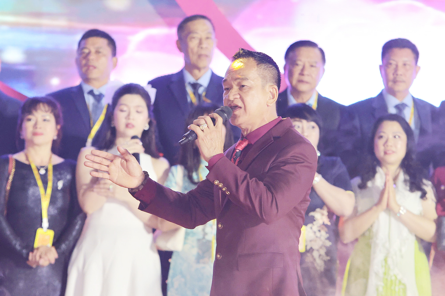 Hàng nghìn du khách xem pháo hoa ở khu du lịch có Liên Hoa Bảo Tháp - 15