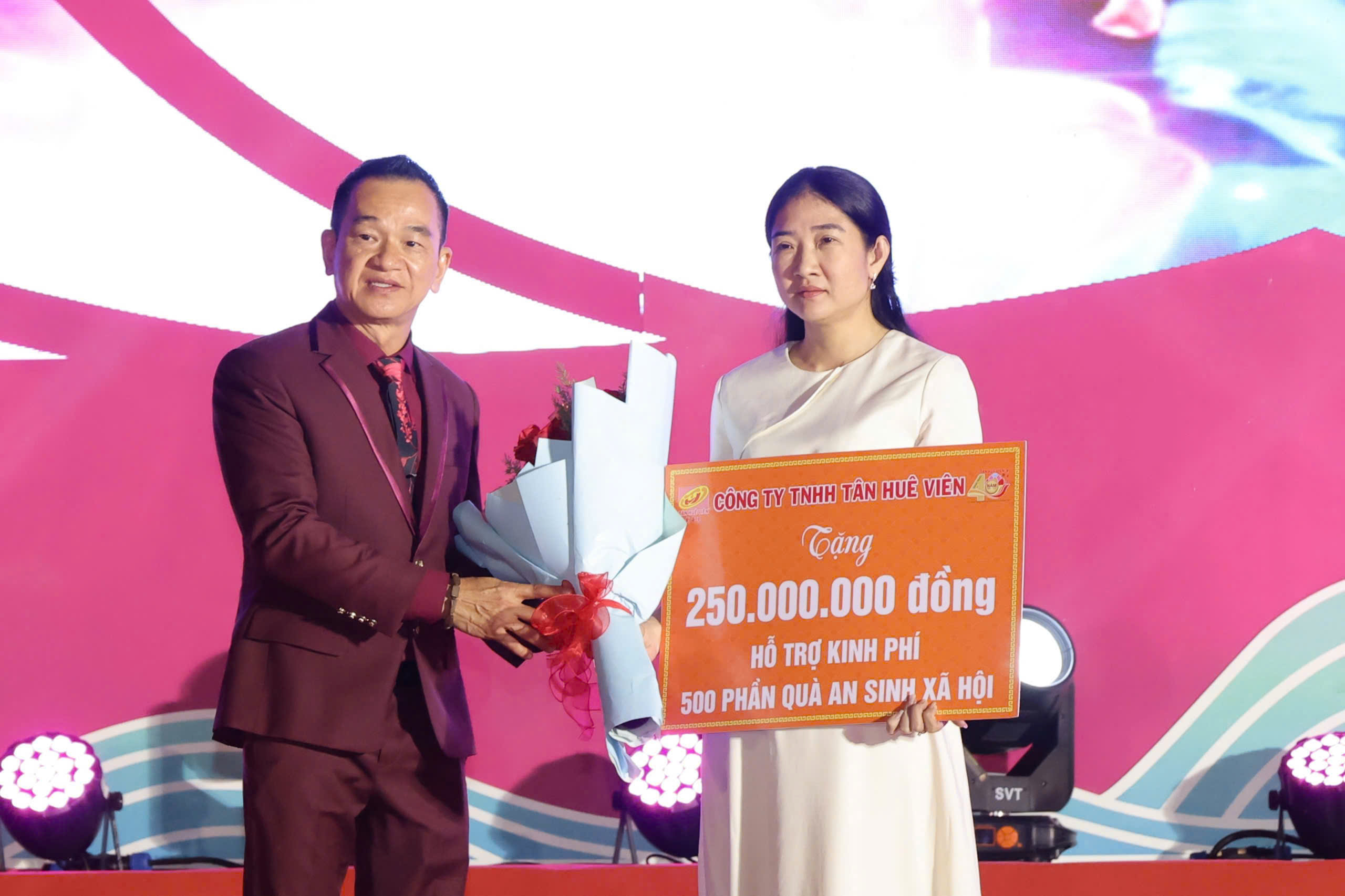 Hàng nghìn du khách xem pháo hoa ở khu du lịch có Liên Hoa Bảo Tháp - 16