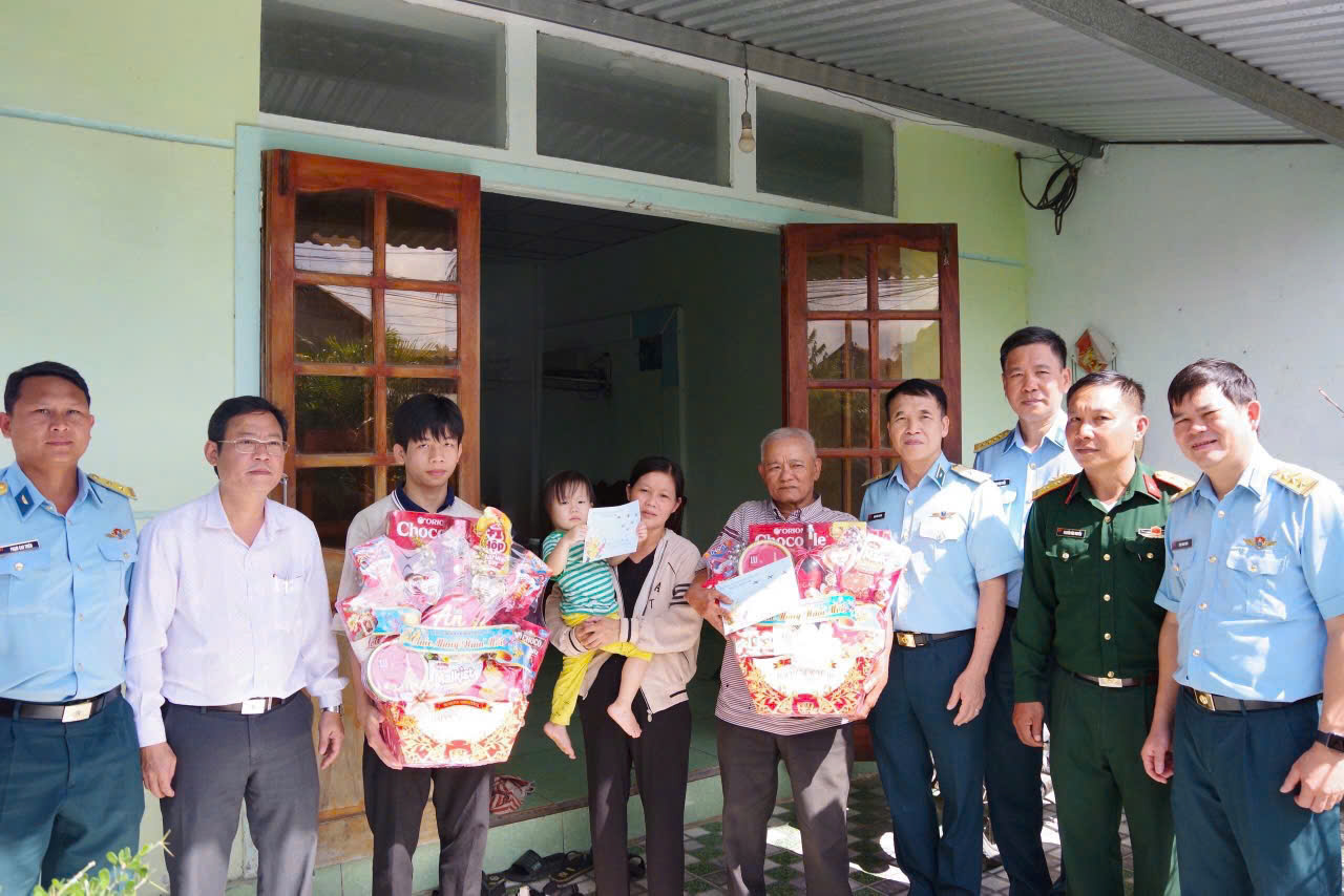 Quân chủng phòng không – không quân khen thưởng cá nhân hỗ trợ cứu nạn vụ tai nạn bay - 1